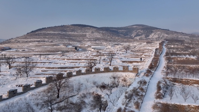 航拍雪后山东齐长城锦阳关