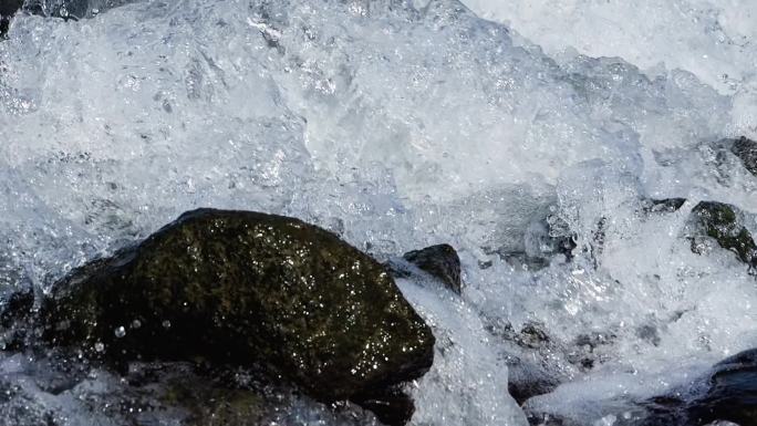 蔚蓝的江水浪涛水花