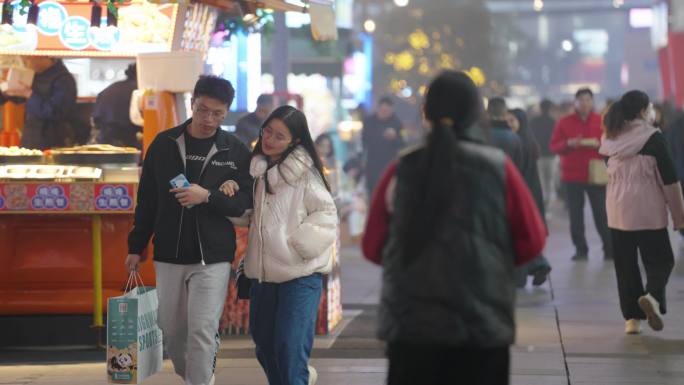 夜晚逛街散步人群