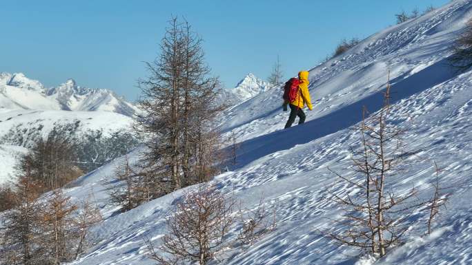 实拍登雪山画面