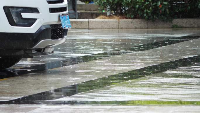 下雨天开车-道路湿滑-安全驾驶