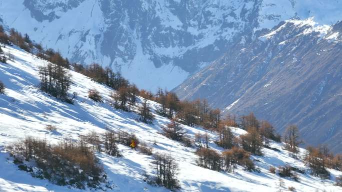 实拍登雪山画面