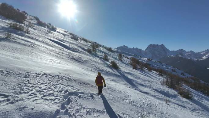 实拍登雪山画面