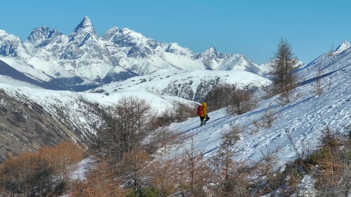 实拍登雪山画面
