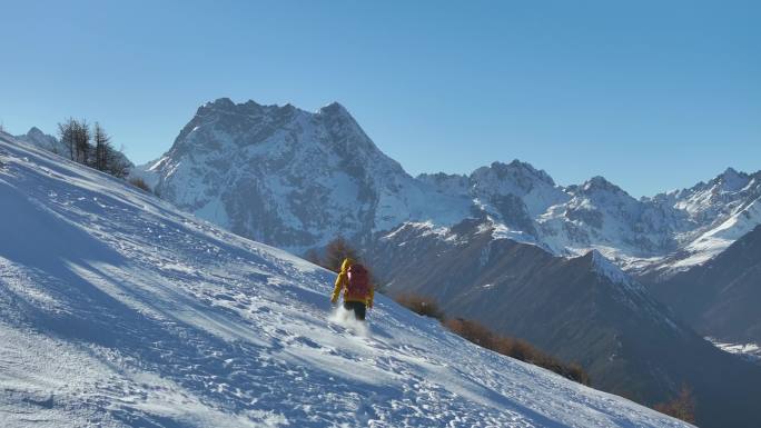 实拍登雪山画面