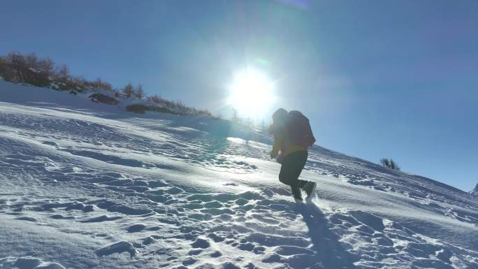 实拍登雪山画面