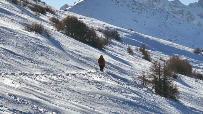 实拍登雪山画面