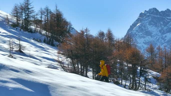 实拍登雪山画面