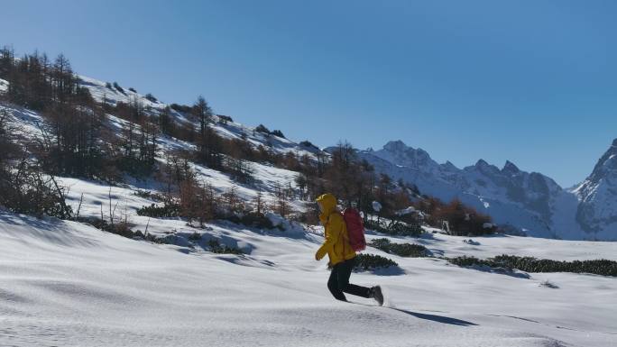 实拍登雪山画面