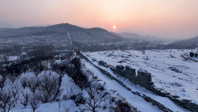 航拍雪后山东齐长城锦阳关日出