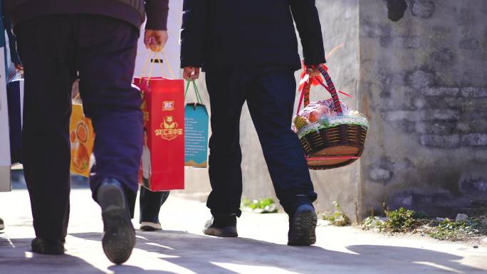 八项规定 手提礼品走访亲友 慰问