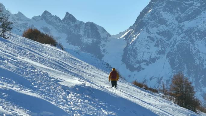 实拍登雪山画面