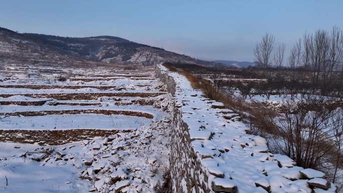 航拍雪后山东齐长城锦阳关