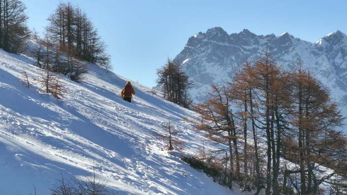 实拍登雪山画面