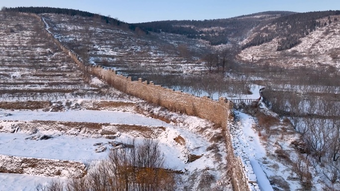 航拍雪后山东齐长城锦阳关