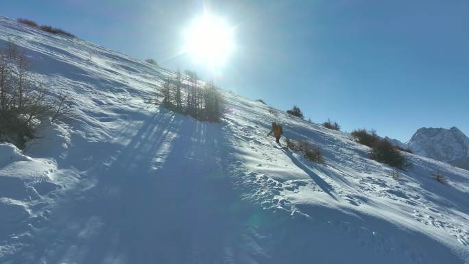 实拍登雪山画面