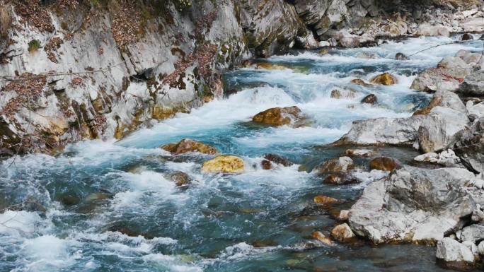 山中流水岩石流水