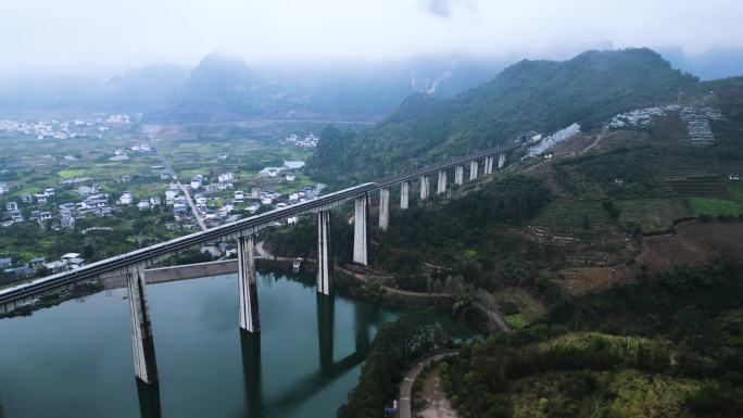 航拍高铁与桂林山水同框