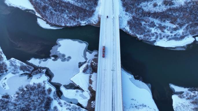 河流大桥冰雪路面上行驶的汽车