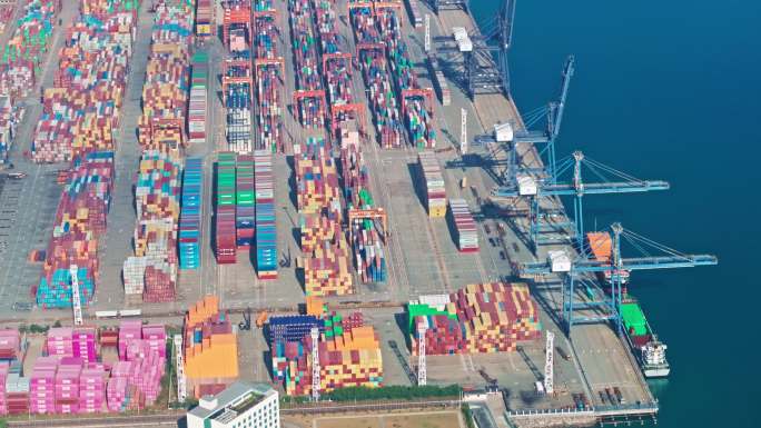 国际贸易集装箱港口航拍特写