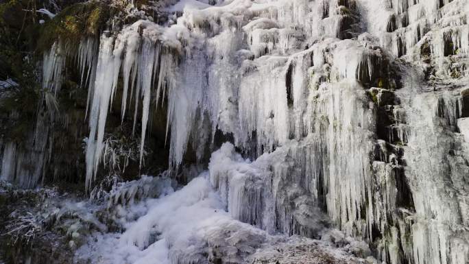 冬天瀑布结冰滴水严寒