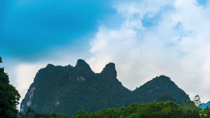 广西喀斯特地貌山峰与蓝天白云