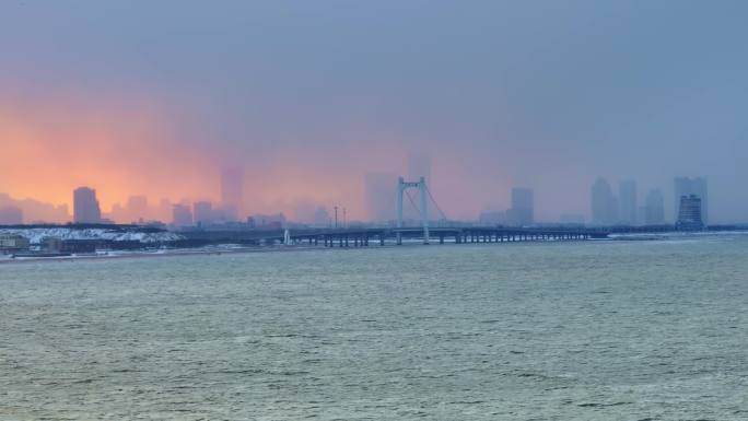 4K航拍烟台海边乌云黄昏雪景