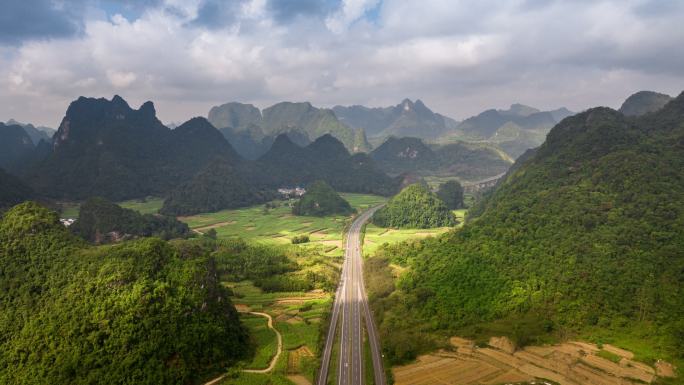 广西喀斯特地貌群山中的合那高速公路