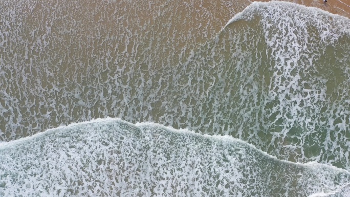 洁白的海浪冲向海岸