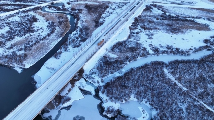 初雪湿地河流冰雪路面安全驾驶汽车