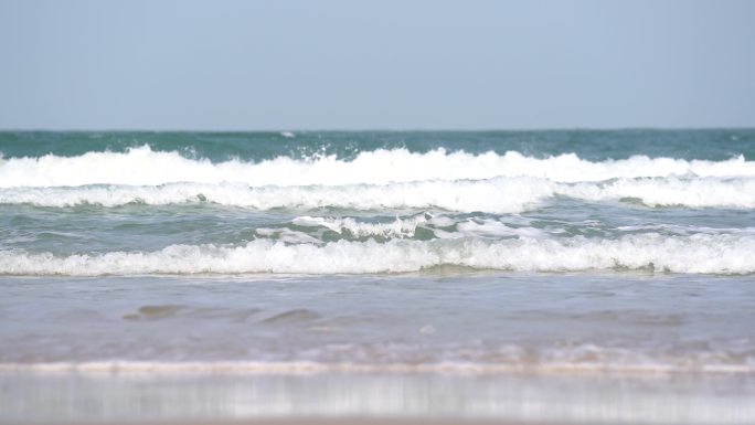 海浪涌向海岸