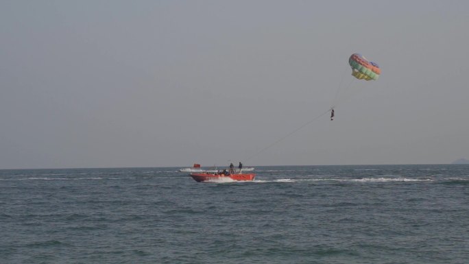 海水海滩 游船 海上 空镜 降落伞 游客