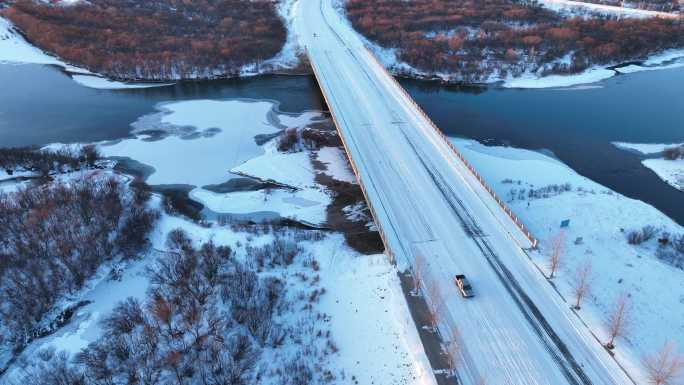 河流大桥冰雪道路上行驶的汽车