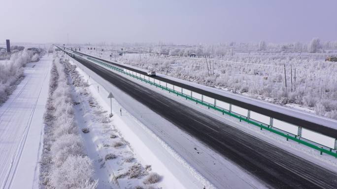 航拍风雪中农村公路车流