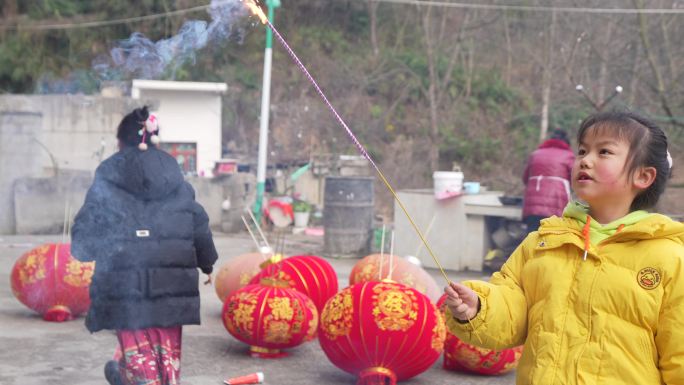 春节春联红灯笼烟花爆竹乡村新年