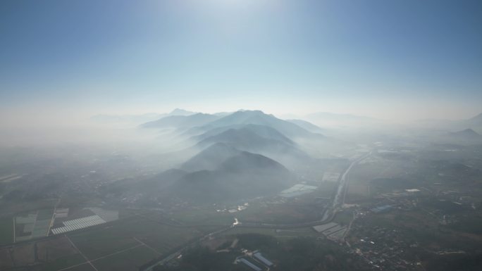 山峦叠嶂云雾缭绕