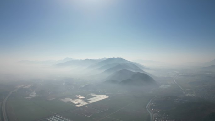 山峦叠嶂云雾缭绕