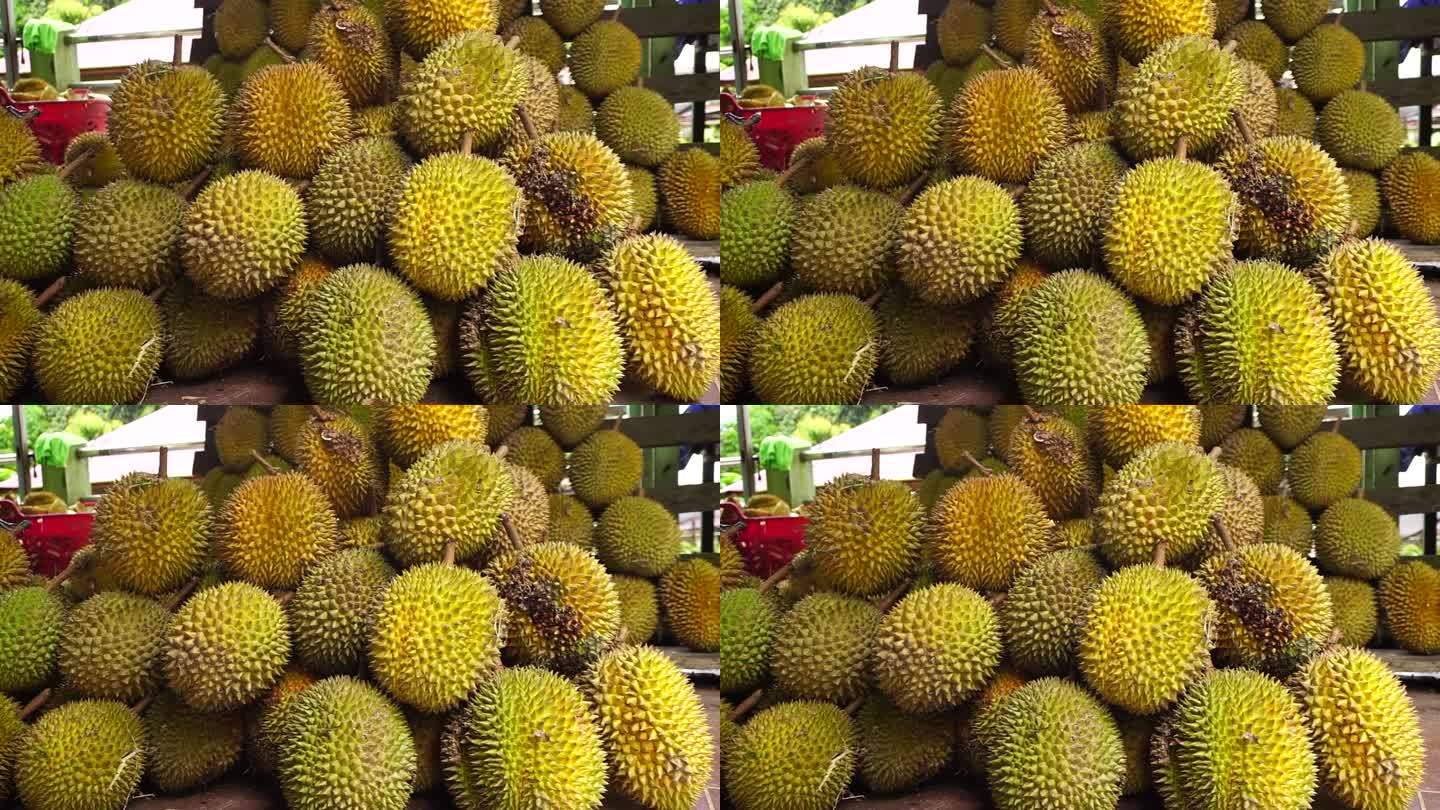 新鲜的榴莲。香气浓郁的亚洲水果。当地市场的榴莲