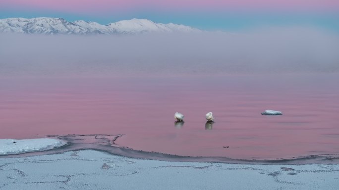 新疆博州赛里木湖冬季日落粉调雪山航拍