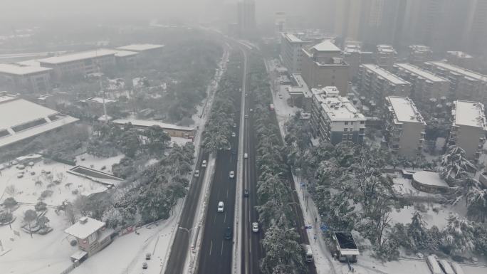 武汉暴雪大雪城市行车下雪街道车流