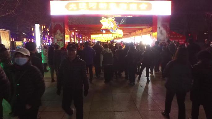 北京游人如织年味灯光灿烂节日氛围情侣逛街