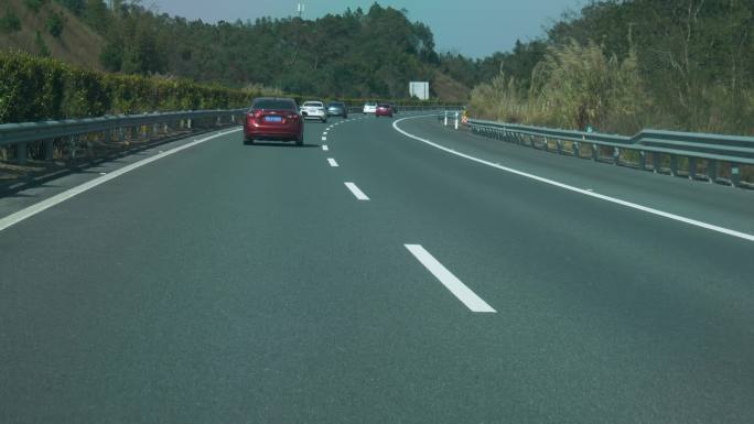 高速公路上行驶的汽车车内视角