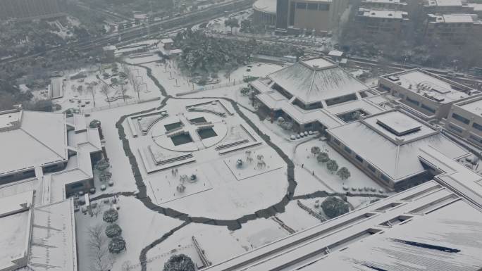武汉省博物馆大雪城市行车下雪街道车流