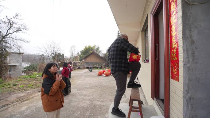 春节春联红灯笼烟花爆竹乡村新年