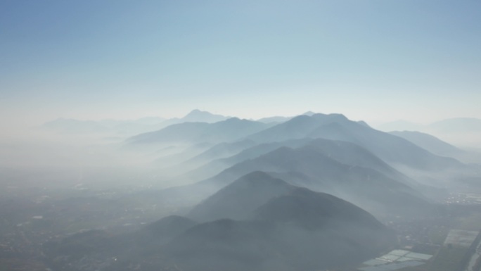 山峦叠嶂云雾缭绕