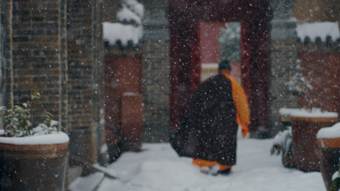 大雪中僧人远去的背影