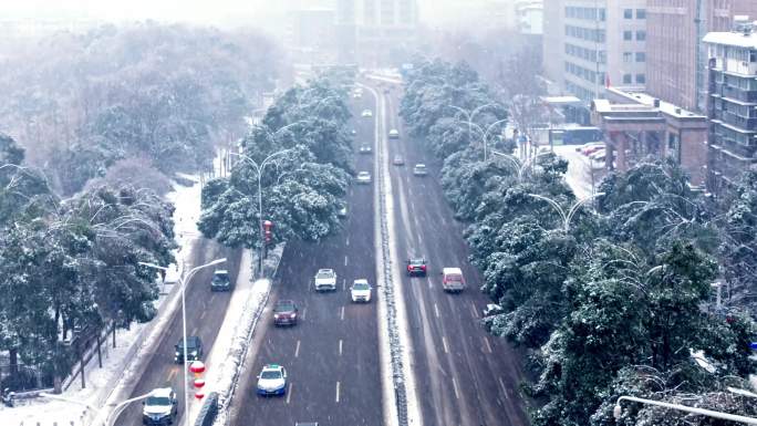 武汉暴雪大雪城市行车下雪街道车流