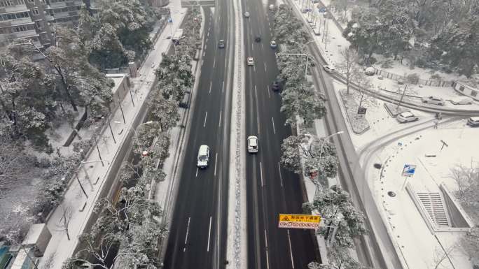 武汉暴雪大雪城市行车下雪街道车流