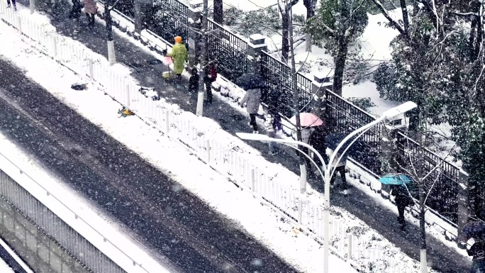 武汉暴雪大雪城市行车下雪街道车流