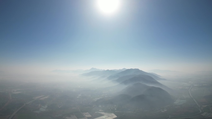 山峦叠嶂云雾缭绕